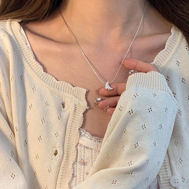 Collier Croissant Femmes Luxe Léger Design de Niche Haute Qualité Personnalité Polyvalent Mode Pendentif Chaîne de Clavicule Bijoux Qualité