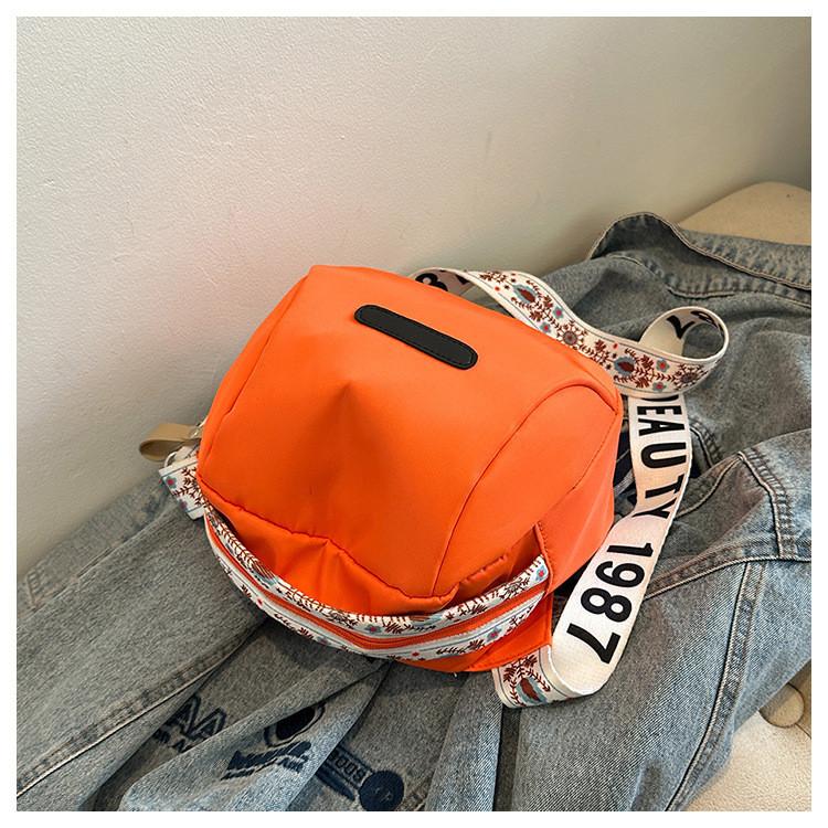 New Simple Casual Single Shoulder Unique Fashion Shell Bag Lightweight Artistic Large Capacity Crossbody Bag