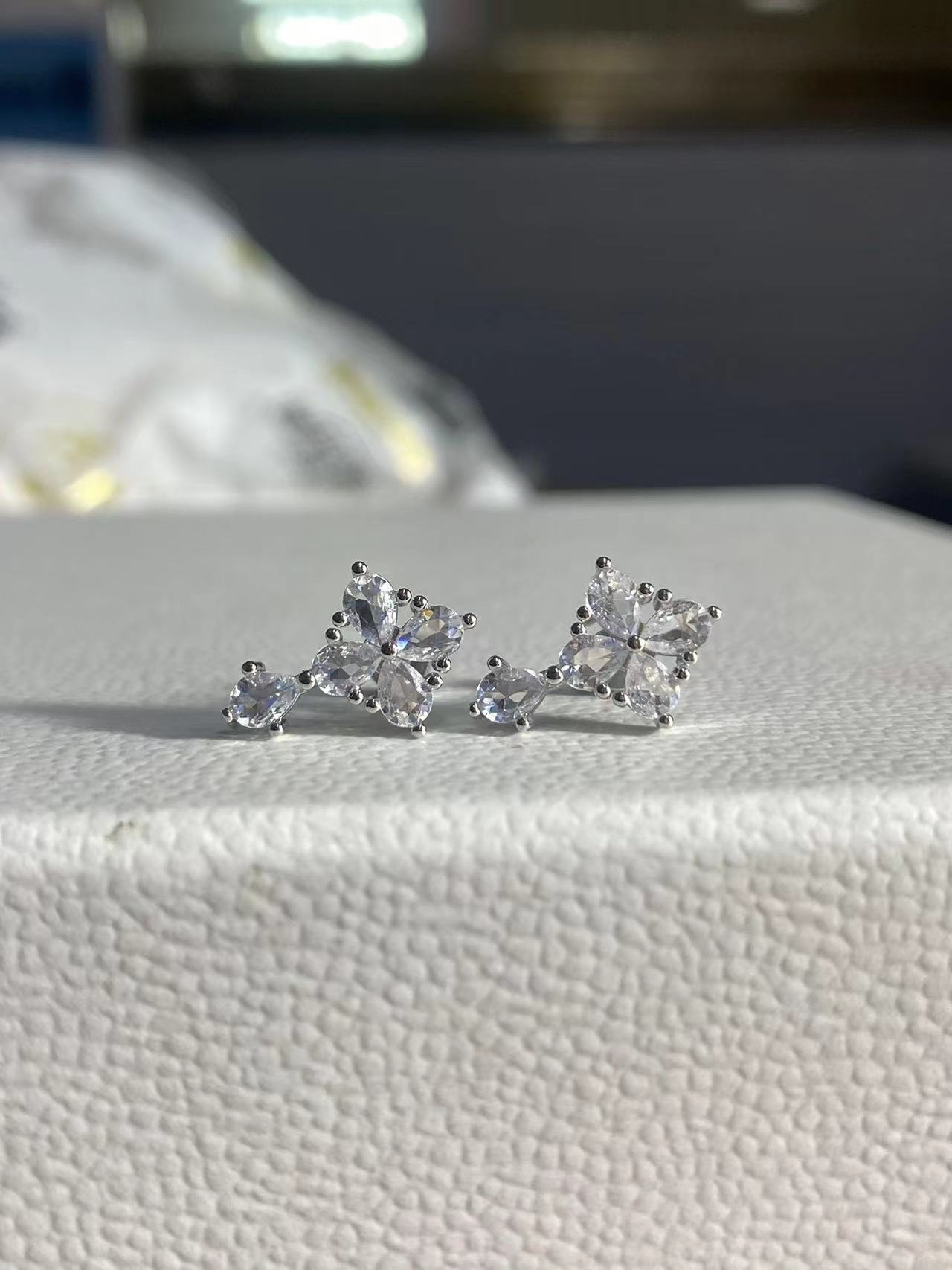 

Korean version of fashion temperament stud earrings women s niche design sense zircon earrings personalized versatile earrings