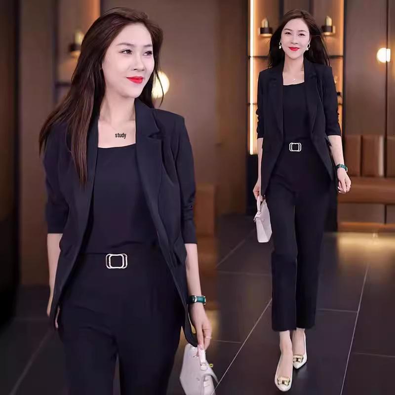 Moda autunnale femminile: Abito a tre pezzi casual slim-fit per un look professionale