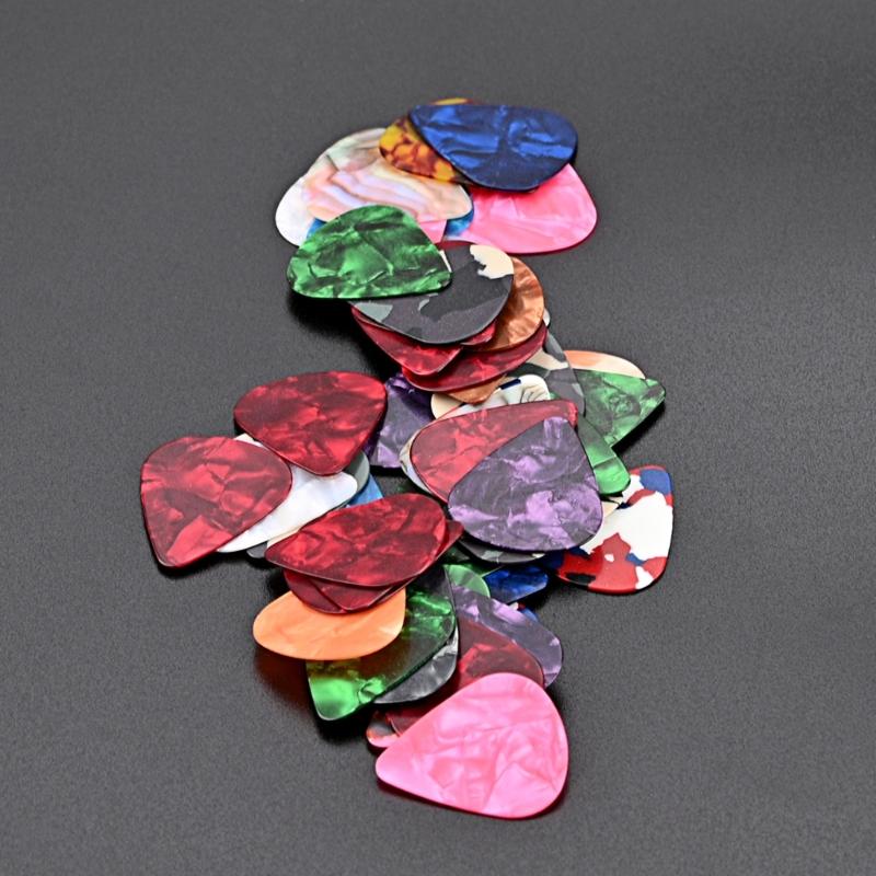 50 Stück/Set Bunte Celluloid-Gitarrenplektren 0,7 mm Gitarrenplektren für Ukulele Bass