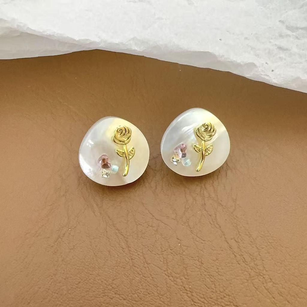 Fresh Seashell Flower Stud Earrings: Exquisite Minimalist Fashion for Women
