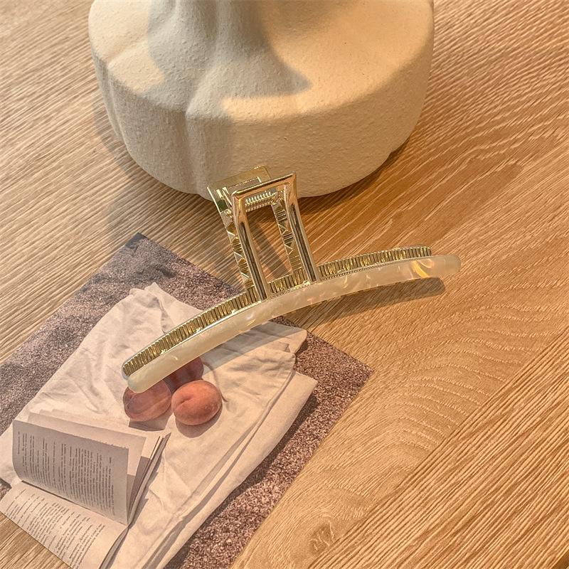 Elegant Oversized Retro Acetate Hairpin: Exquisite Korean Shark Clip for Women