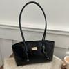 A Women'S Shoulder Bag That Can Be Carried Under The Arm, Featuring a Stylish, Vintage, Casual, And Versatile Design That Is Simple