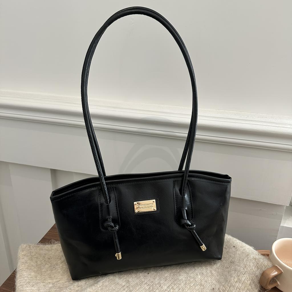 A Women'S Shoulder Bag That Can Be Carried Under The Arm, Featuring a Stylish, Vintage, Casual, And Versatile Design That Is Simple
