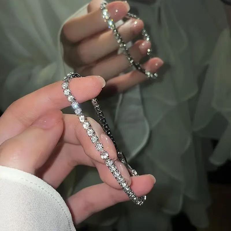 Bracelet Exquis Trèfle à Quatre Feuilles Diamant Perlé - Bijou de Luxe Polyvalent pour Femmes