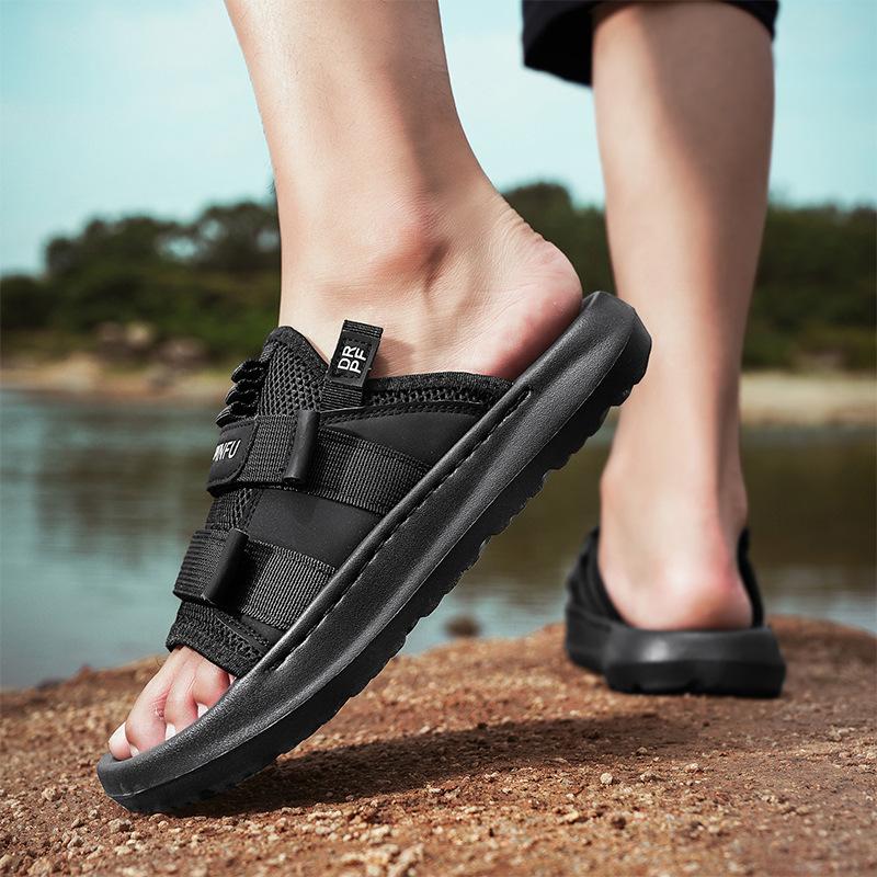 Slippers men's summer wear 2025 new men's outdoor wear-resistant stepping shit feeling casual versatile sports beach sandals