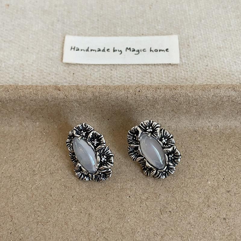 Retro And Old Medieval Style Metal Flower Stud Earrings Women'S Light Luxury High-End Sense Personality Niche Versatile Earrings