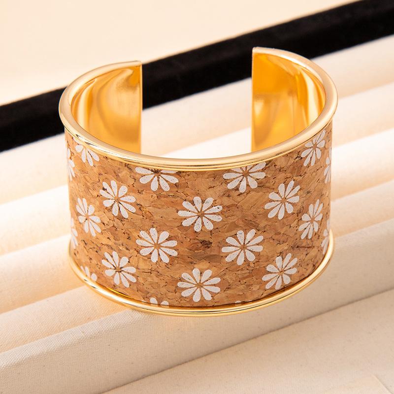 Cross-border hot-selling simple graffiti opening bracelet, high-end women's ins wide-faced bracelet, personalized trendy and cool retro jewelry.