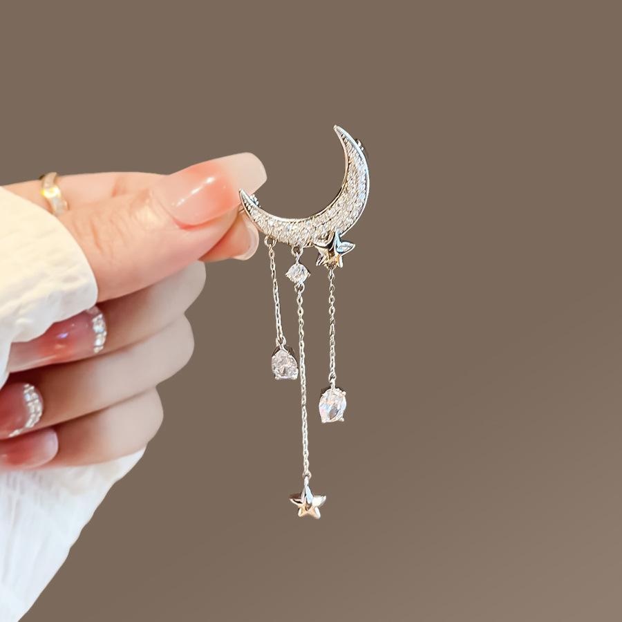 Star and Moon Tassel Brooch, High-end Women's Niche Design Sense Brooch, Individual and Exquisite Brooch, Suit Coat