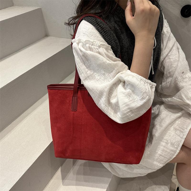 2025 new fashion trend casual large-capacity bag autumn and winter foreign niche design women's shoulder tote bag
