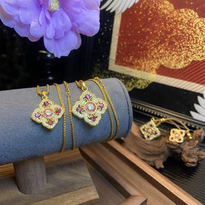 Collana Quadrifoglio: Stile Wei Xue, Lussuoso Oro Massiccio con Intarsi di Diamanti, Elegante Ciondolo da Donna