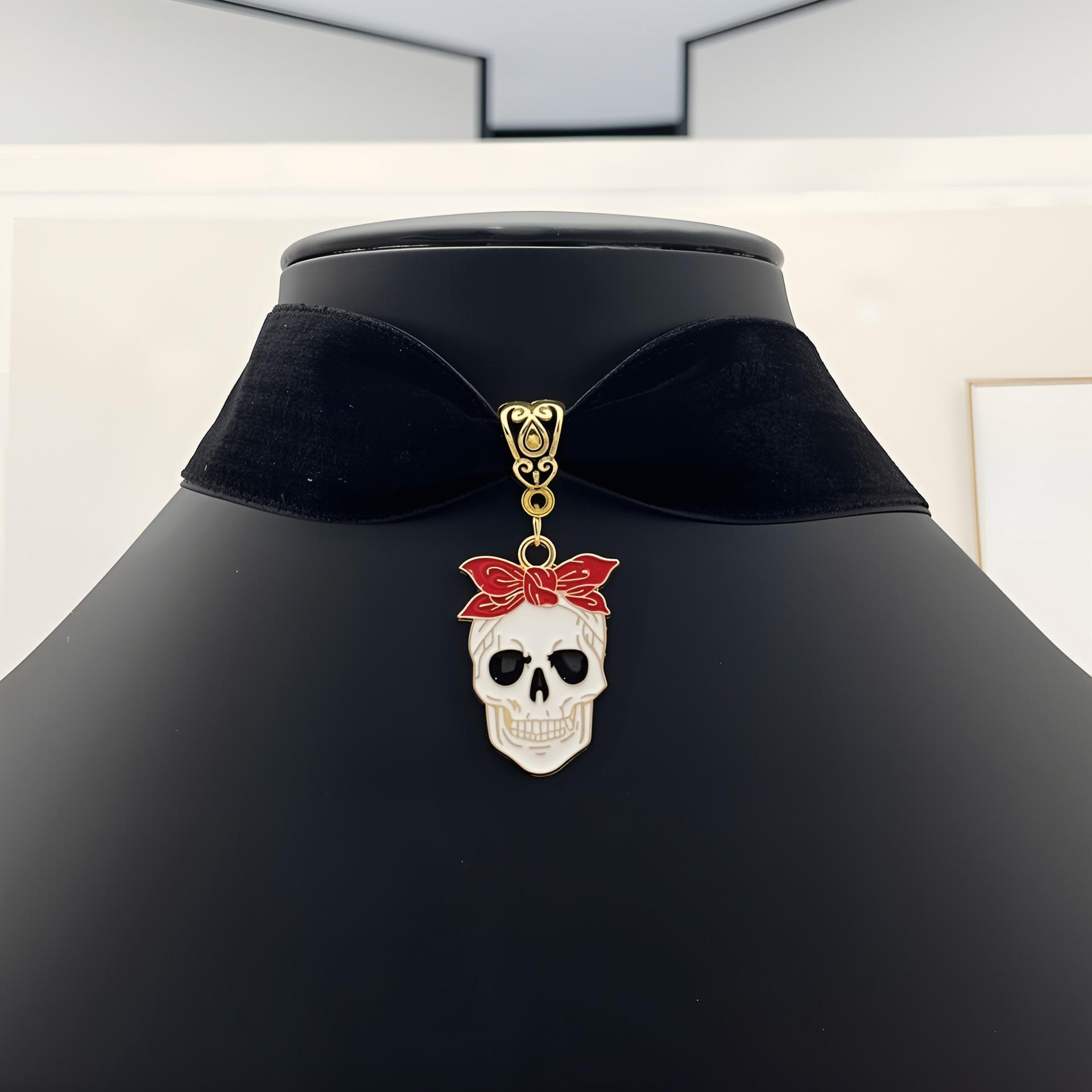 Готический кулон-сердце с крыльями и черепом на бархатном чокере