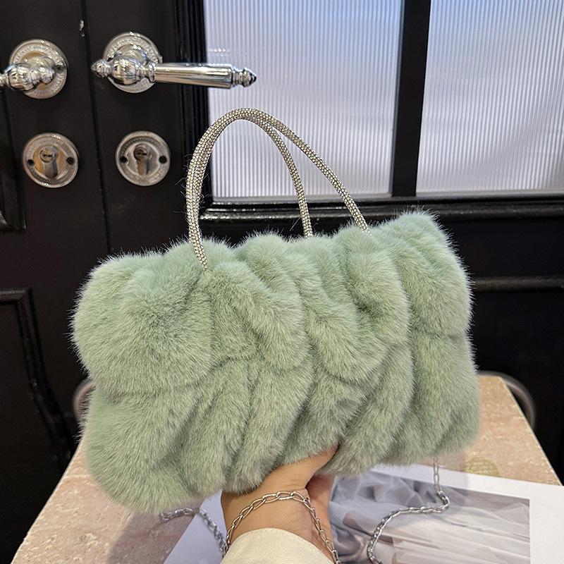 2024 Trendy Handheld Plush Cloud Bag: Furry Chain Crossbody for Women, Perfect for Autumn/Winter