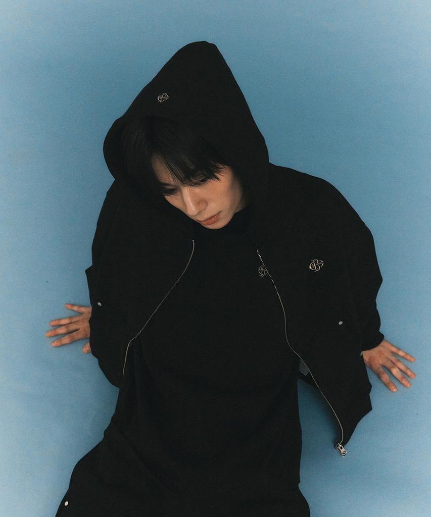 GAINSBORO Serif Baseball Logo Cutout Long Sleeve_Black