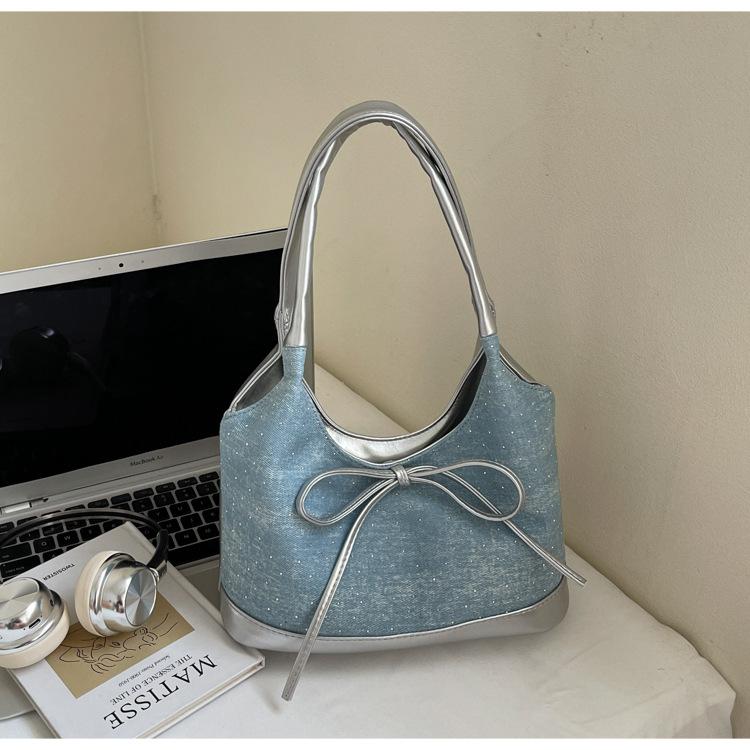 

Casual denim underarm bag women s 2025 new fashion Korean version of college style tote bag splicing shoulder bag небесно-голубой