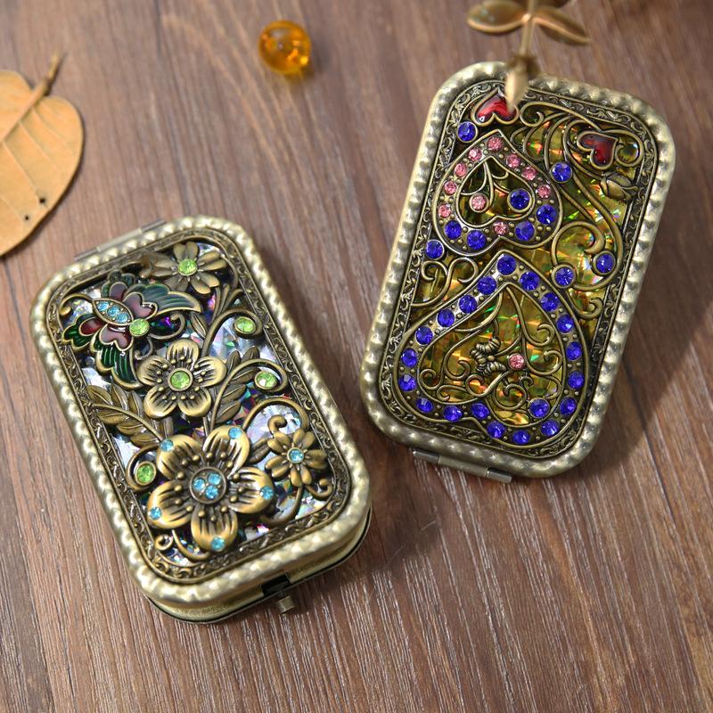 Russischer Vintage Geprägter Klapp-Kompaktspiegel, Luxuriöser Metall-Kosmetikspiegel mit Komplexem Detail