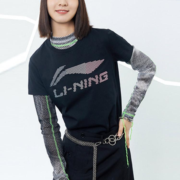 טי שירט לנשים Li Ning עם הדפס לוגו גרדיאנט, צווארון עגול, שרוולים קצרים - צבע שחור AHSR548-2