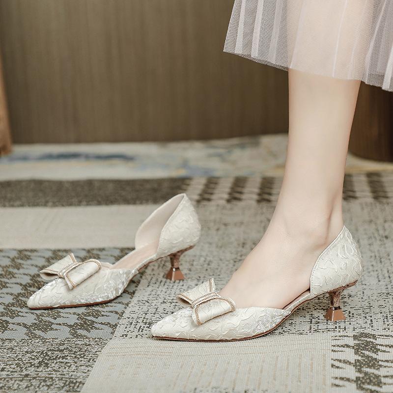 

Полые сандалии женские средний каблук 2025 новый летний бант фея стиль мода сумка голова тонкий каблук острый нос одинарные туфли 39 бежевый