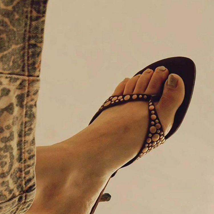 

2025 новые высококлассные тапочки в европейском и американском стиле с заклепками на носке, крутые шлепанцы из замши в елочку на высоком каблуке, женская летняя уличная обувь 40 коричневый