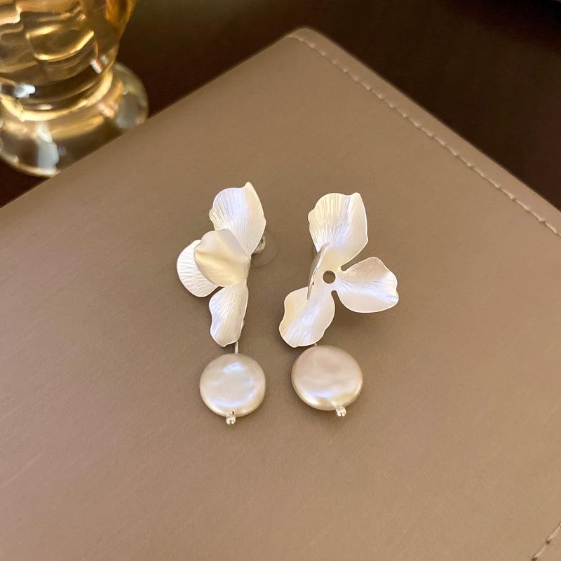 "Retro Silver Needle Irregular Pearl French Earrings - Niche Design and Fashionable"