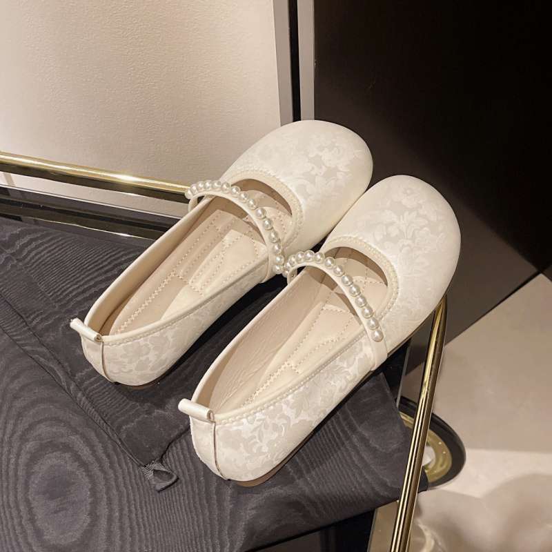 

Flat bottom shallow mouth pearl word with Mary Jane shoes women s new Chinese embroidery soft sole single shoes large size women s shoes 41-43 666 inventory is randomly sent.