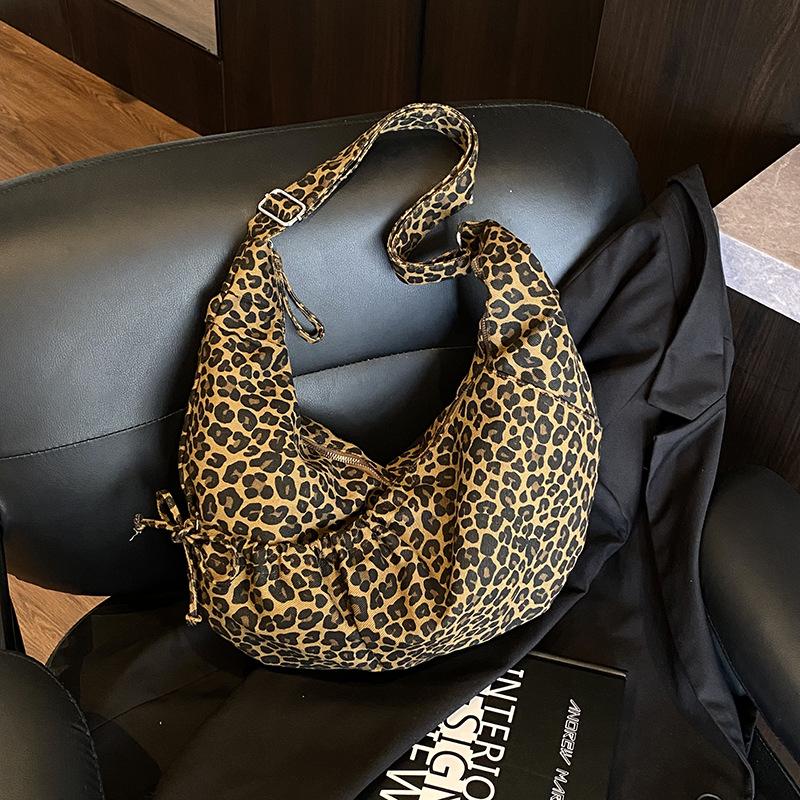 Winter new casual lazy leopard print tote bag women's student class versatile commuter messenger bag