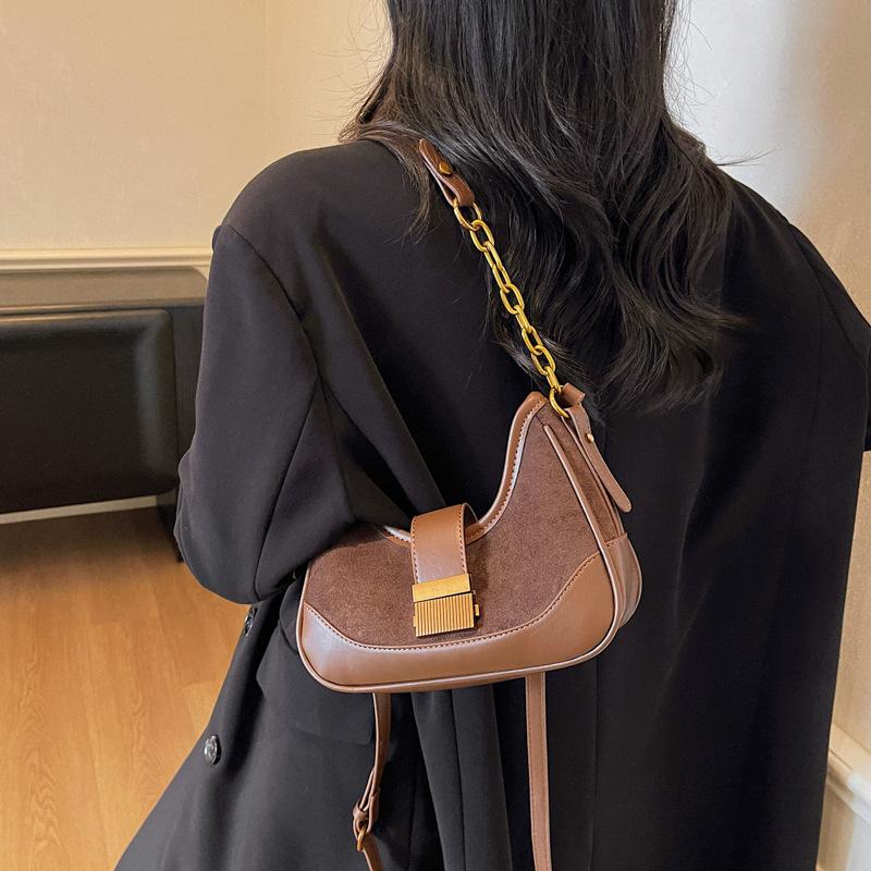 

Suede bag women s large capacity 2025 new autumn and winter niche design messenger bag single shoulder underarm baguette bag темно-коричневого
