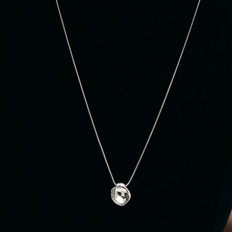 

Hei melting pendant necklace white