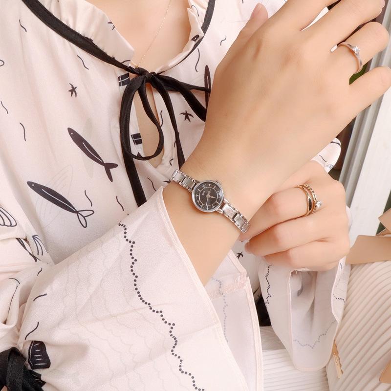 Orologio da Donna Mini Piccolo Oro di Lusso di Nicchia Rétro Rete Catena Sottile Quarzo Raffinato Medievale