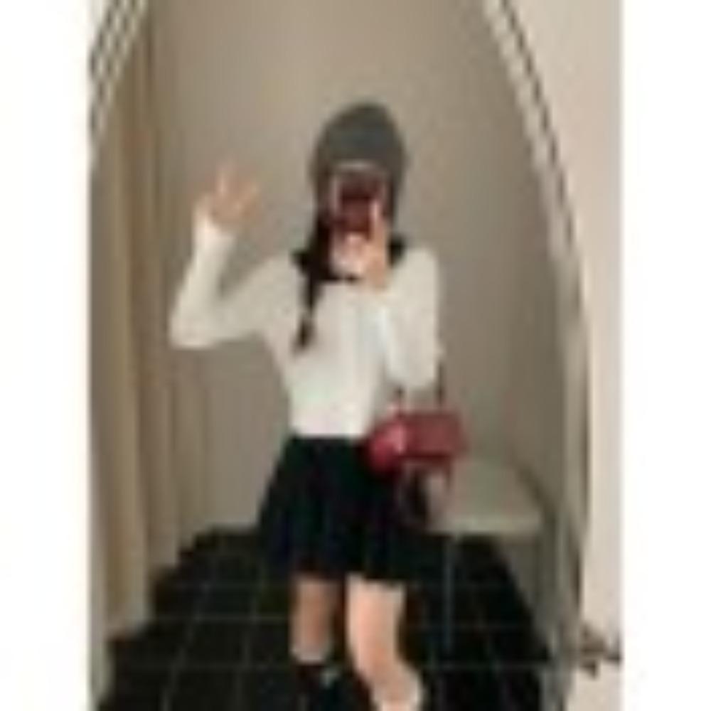 

Короткий мягкий и нежный базовый топ для женщин на начало осени с кукольным вырезом и вязаным узором «косы». one size белый