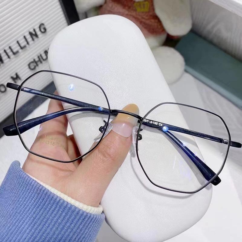 Ultralett liten rød bok med samme mote store polygonbriller for kvinner, litterær nærsynthet, vanlig artefakt.