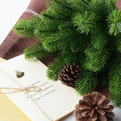 24 Stück künstliche Weihnachts-Tannennadelzweige, lebendige Farben, realistisch aussehend, kein Gießen erforderlich, künstliche Pflanzen