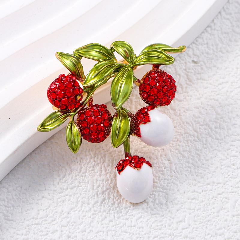 

Sweet Lychee Fruit High-end Feminine Literary and Fashionable Accessory Brooch 3.5*4CM
