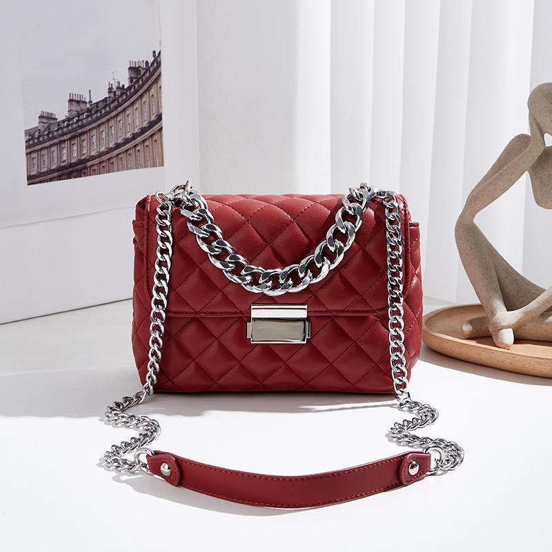 

Новая модная и стильная сумка-багет с бриллиантовой цепочкой, женская изысканная наплечная сумка-мессенджер, простая и универсальная маленькая квадратная сумка красный