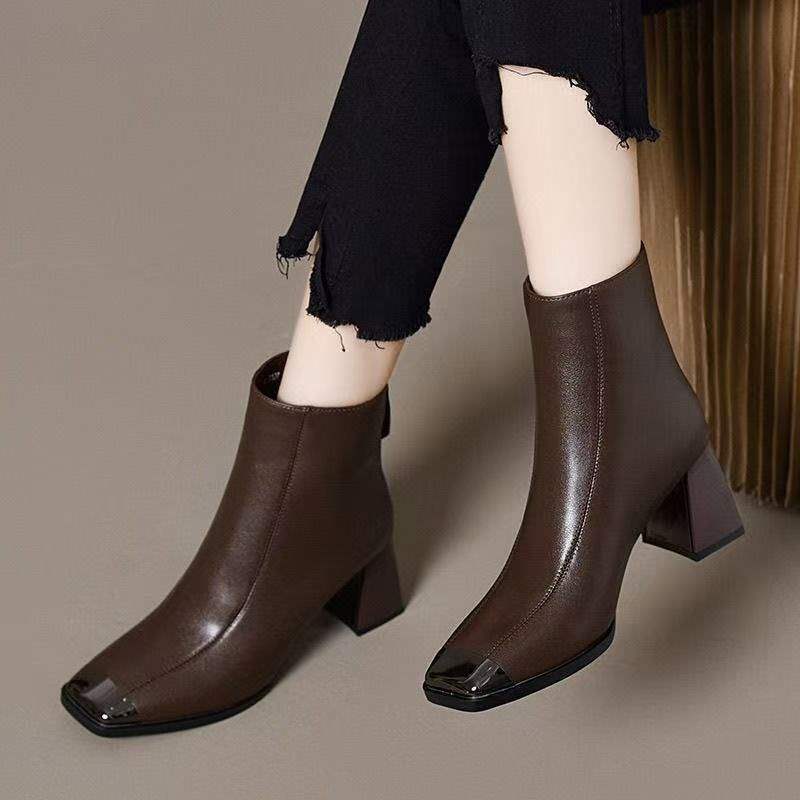 2025 winter new versatile soft leather short boots women's thick heel square head anti-kick Ankola red new Chinese Martin boots
