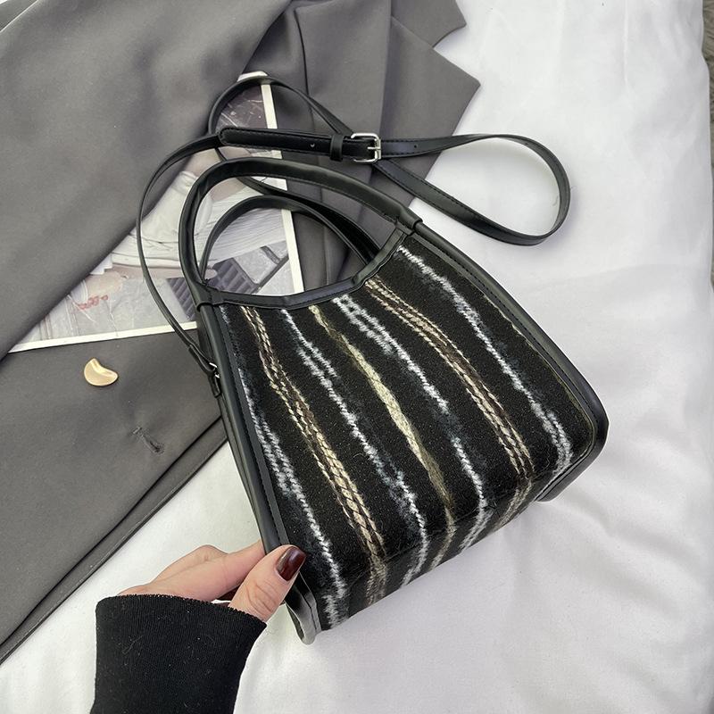 

Korean version of messenger simple bag women s 2025 autumn new fashion out shoulder bag high value fashionable small square bag чорний