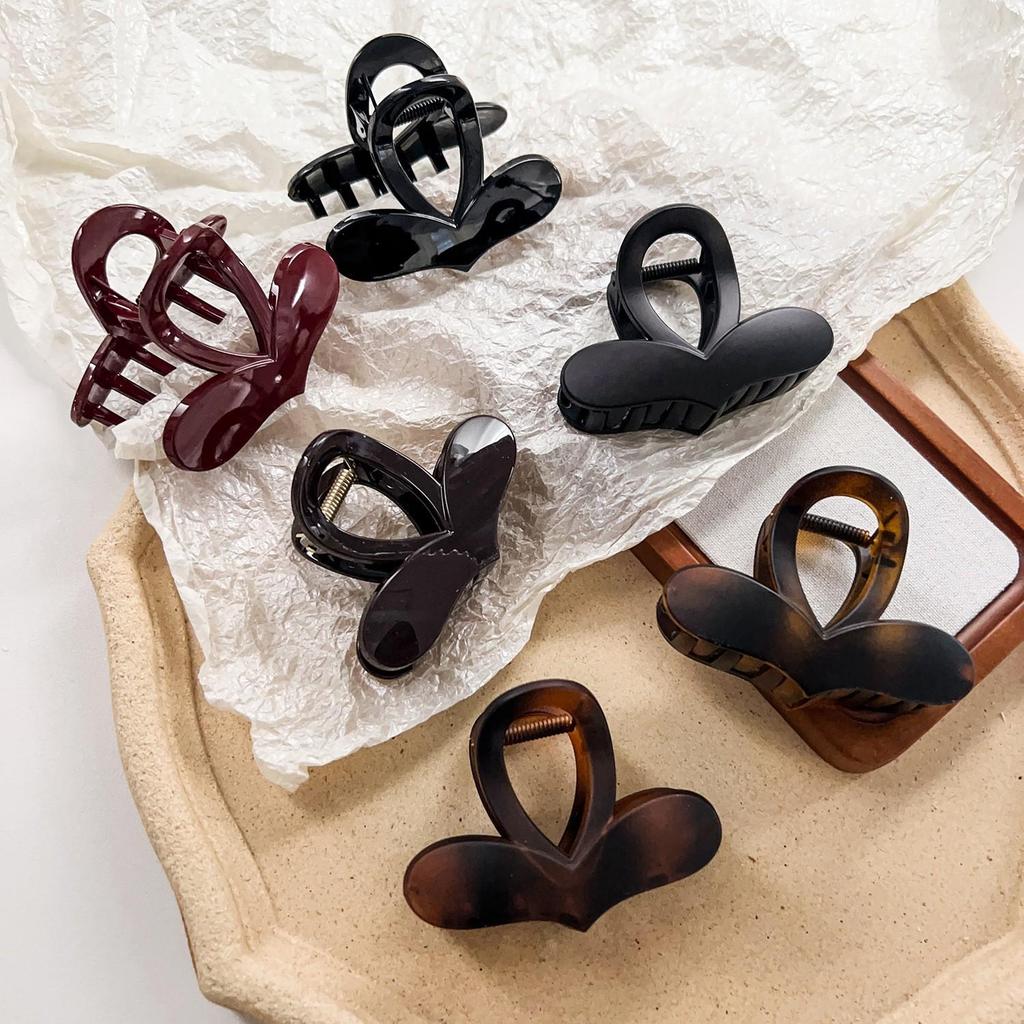 Elegant 2024 Heart Claw Clip for Women – New High-End Autumn/Winter Hair Accessory