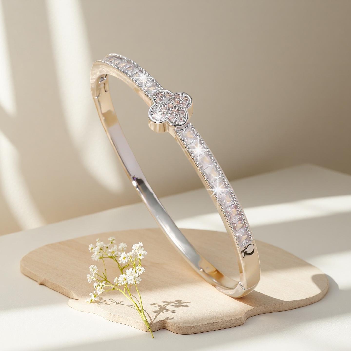 Модный Регулируемый Браслет Четырехлистник с Инкрустацией Алмазами - Легкое Роскошное Украшение для Женщин 2025