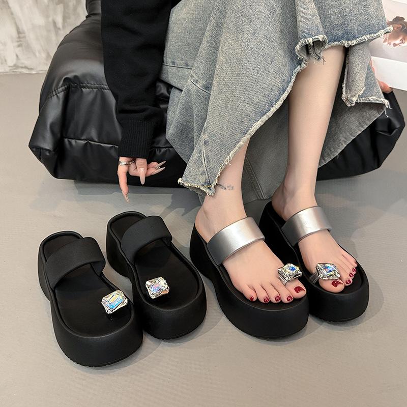 Small height increase cool slippers versatile slippers women's summer wear muffin bottom cover toe rhinestone thick bottom cool slippers