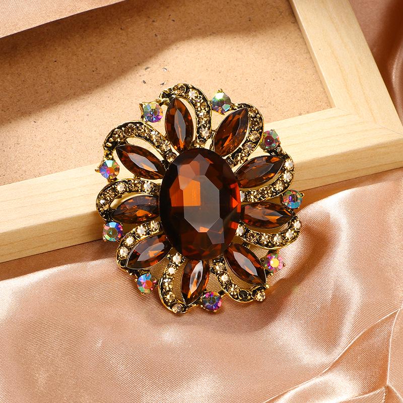 European & American Fashion Crystal Flower Brooch: Alloy, Diamond Women's Clothing Accessory