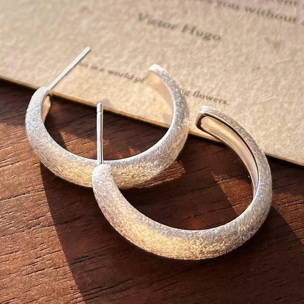 

S925 Sterling Silver Brushed C-Type Stud Earrings Simple Basic Model