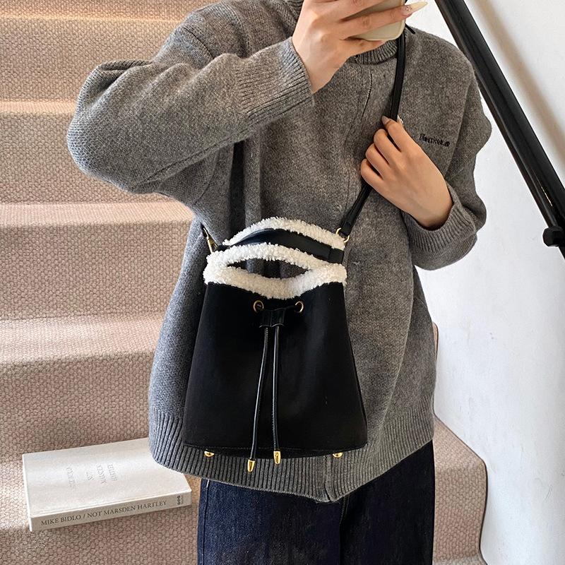 Niche design 2025 new retro bucket large capacity Mao Mao single room oblique span commuting casual versatile bag