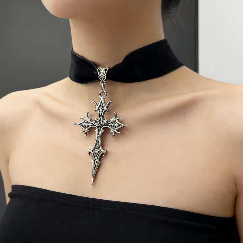 Gotischer schwarzer Samt-Choker mit dunklem Kreuz-Anhänger für Halloween Punk Party