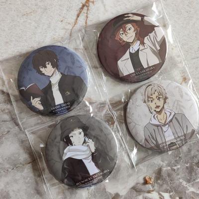 Set di spille per le vacanze invernali di Bungo Stray Dogs: Merchandise Personaggi Dazai, Nakahara, Akutagawa, Nakajima