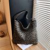 Casual large-capacity leopard print bag women's 2025 new commuter versatile shoulder bag slack tote bag bucket bag
