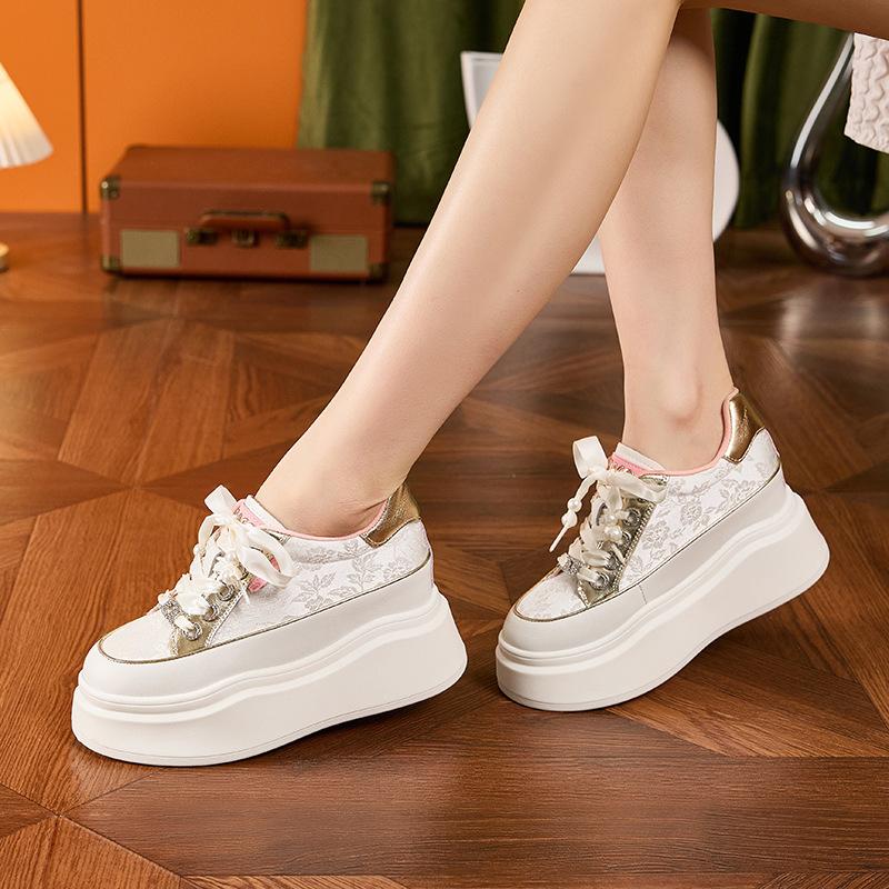 Inner height increase white shoes women's 2025 spring and summer new board shoes fashionable new Chinese versatile casual muffin platform women's shoe
