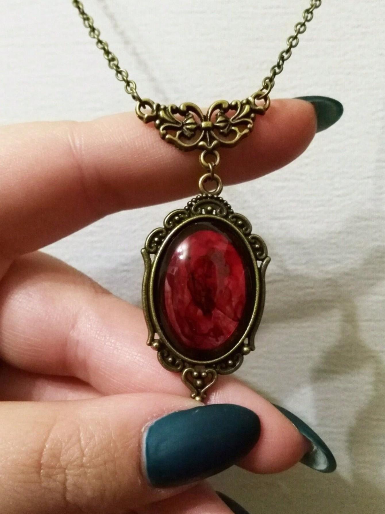 

Готическое вампирское ожерелье с подвеской в виде капающей крови для женщин, винтажное, черная магия, праздничная вечеринка, праздничные ювелирные аксессуары Multicolor&one-size красный