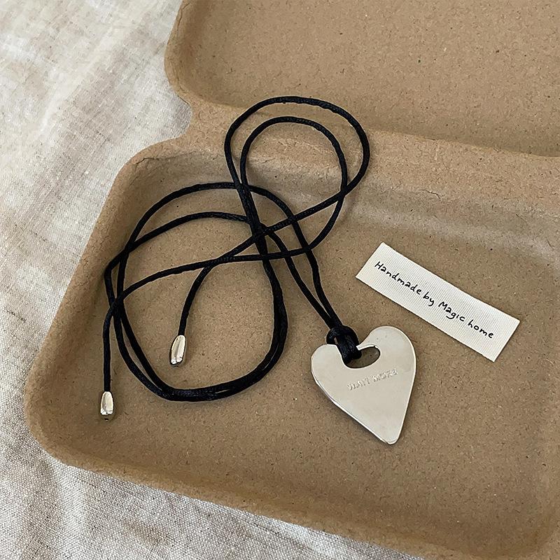 Comb Love Metal Pendant Long Black Rope Necklace Women'S Retro Light Luxury Elegant Fashion Versatile Neck Chain Sweater Chain