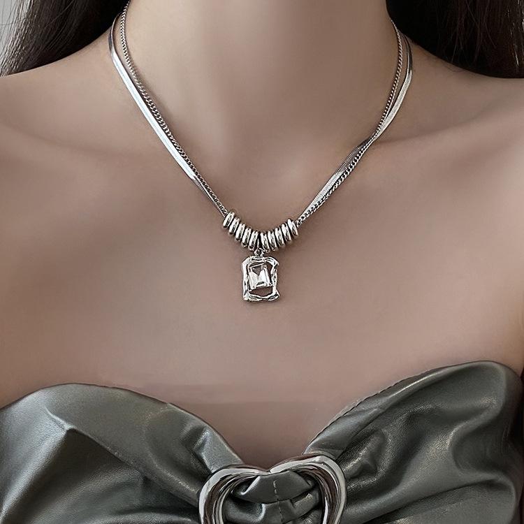Elegant Double Layer Clavicle Chain: High-End Light Luxury Sweater Necklace